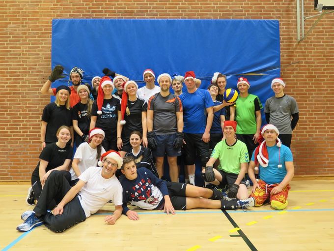 Juleafslutning 2019. Sjov og spas med handsker og huer.