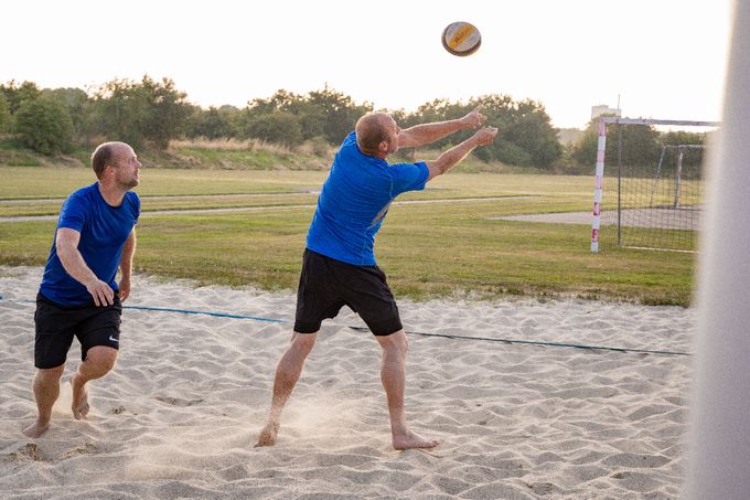 Man får rørt sig til beachvolley (foto: Rebecca Herem)